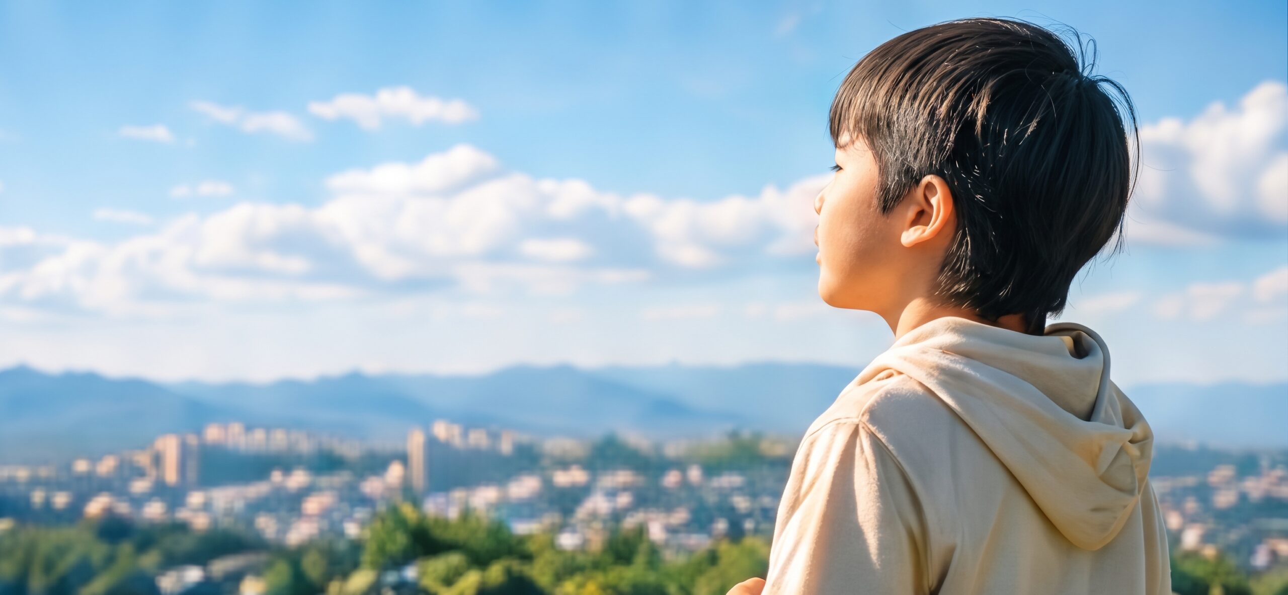 山の景色を眺めながら歩く子どもたち
