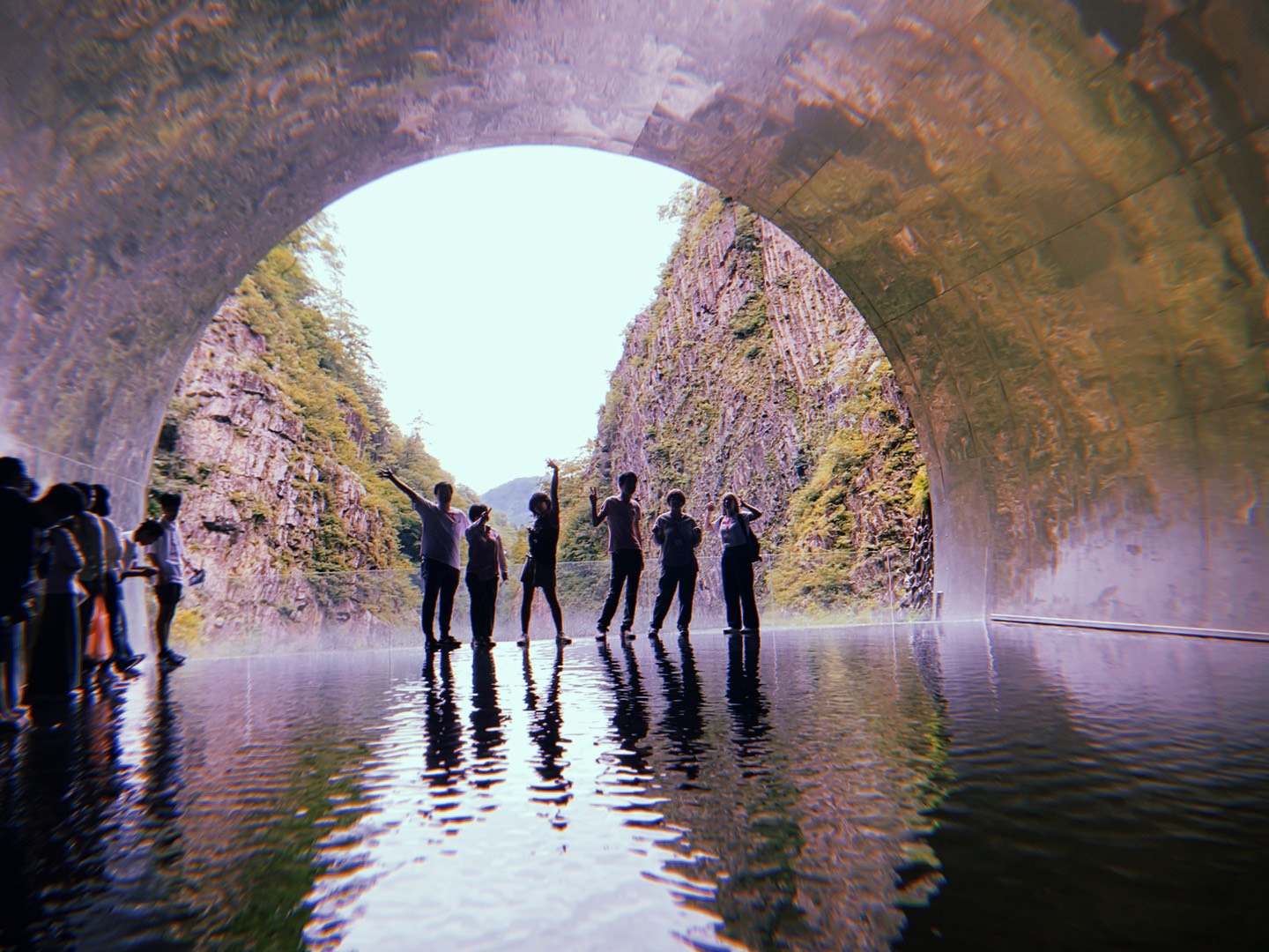 山道を歩く子どもたち